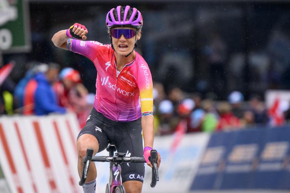 Finishphoto of Ashleigh Moolman winning Tour de Romandie Féminin Stage 2.