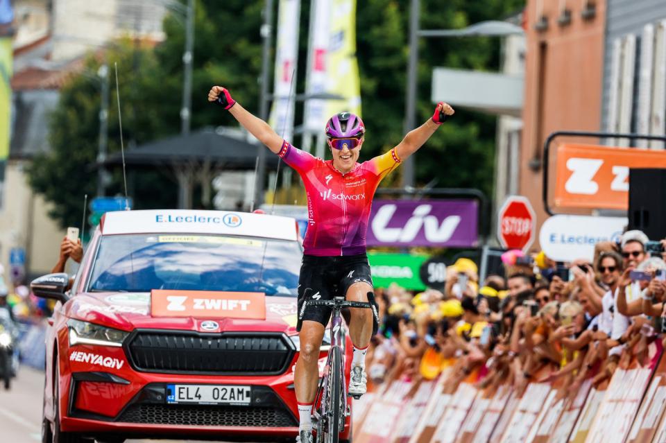 Finishphoto of Marlen Reusser winning Tour de France Femmes Stage 4.