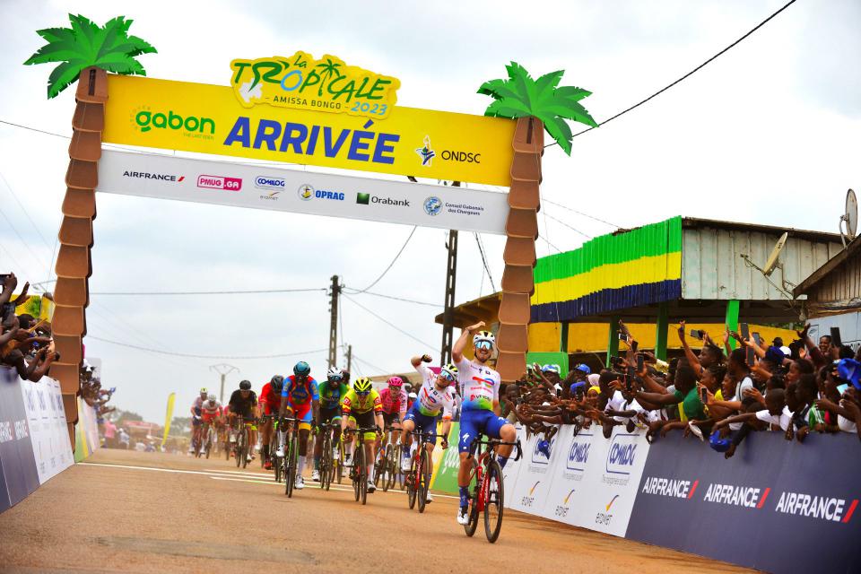 Finishphoto of Jason Tesson winning La Tropicale Amissa Bongo Stage 2.
